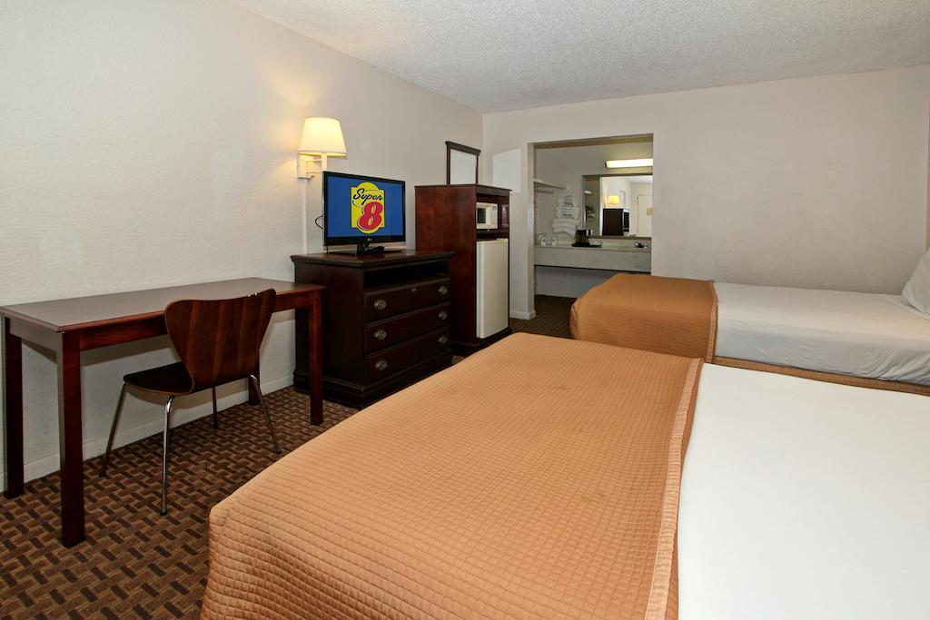 Super 8 By Wyndham Kissimmee Motel Room photo